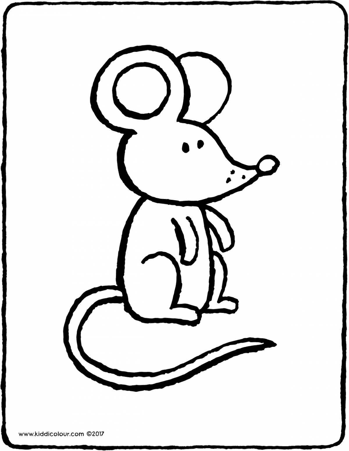 Симпатичная мышка в норе