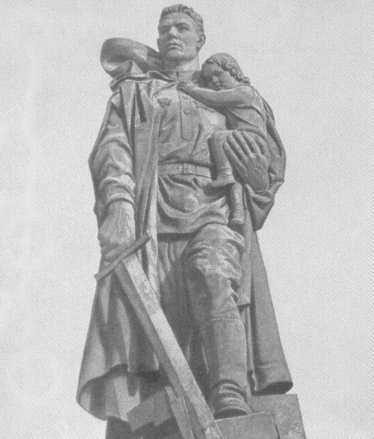 Солдат с ребенком на руках #13