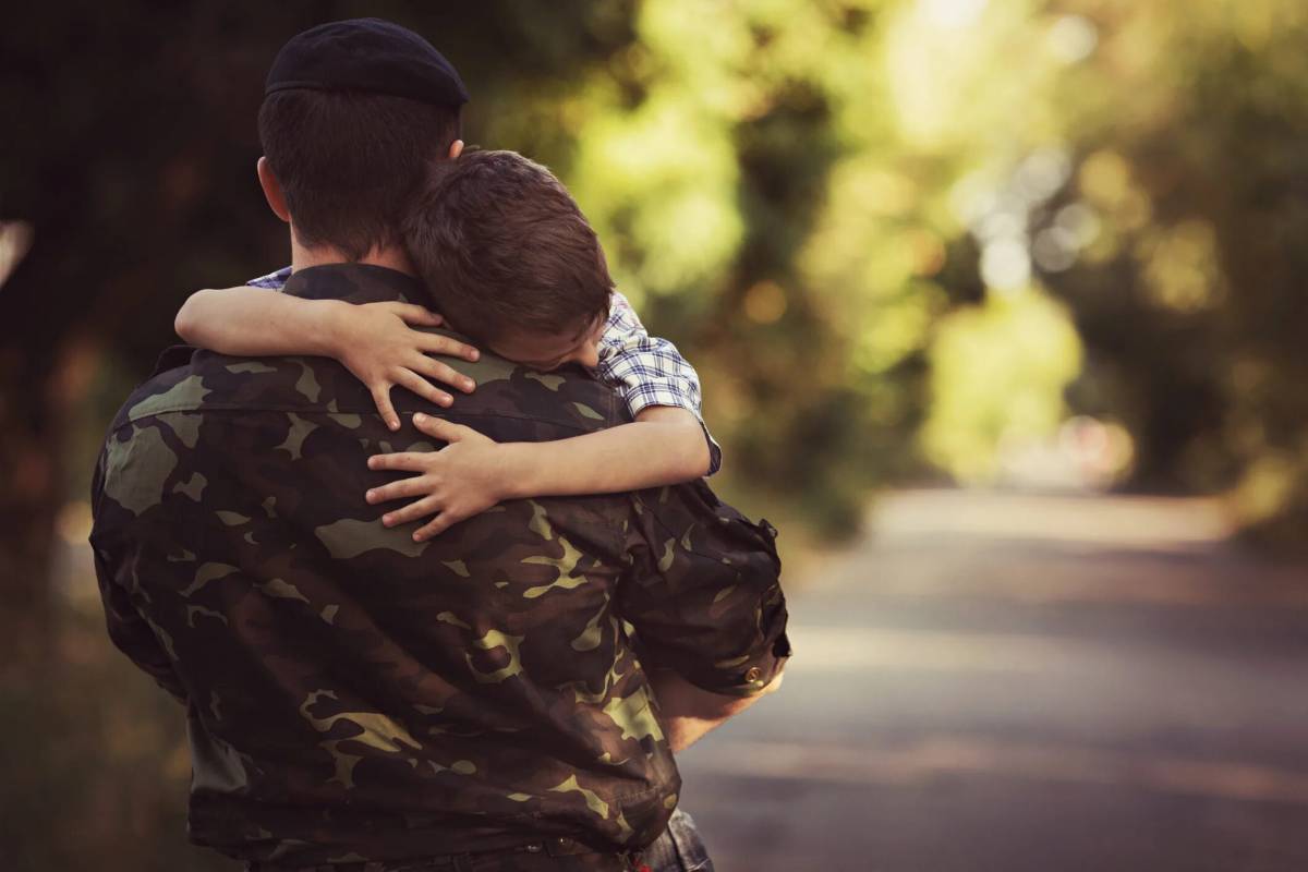 Солдат с ребенком на руках #20