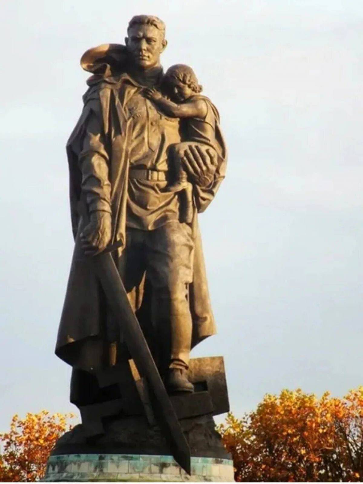 Солдат с ребенком на руках #24