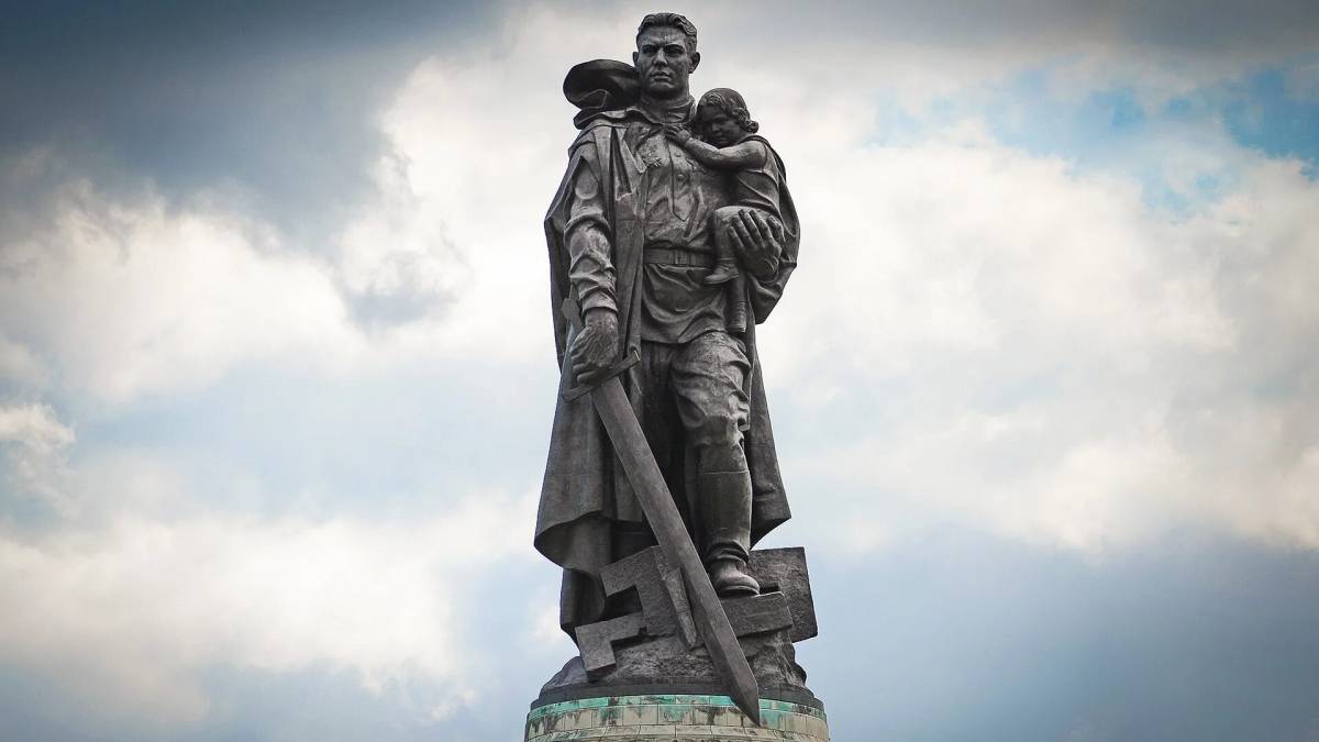 Солдат с ребенком на руках #37