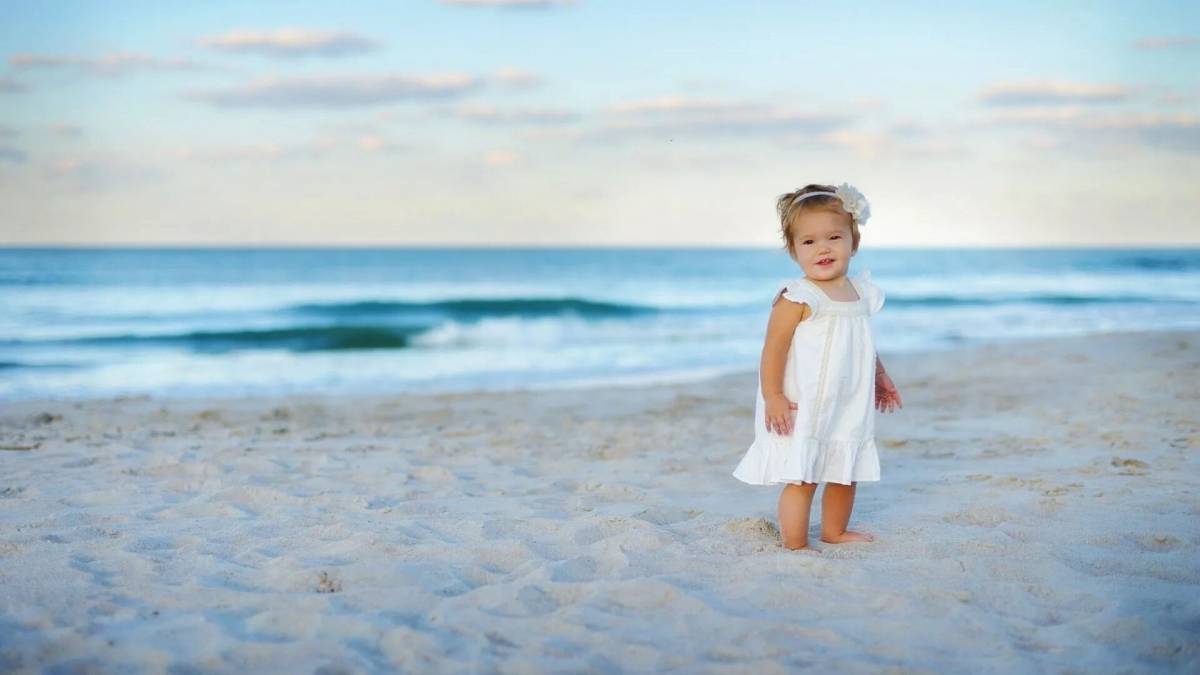 Девочка на пляже #15