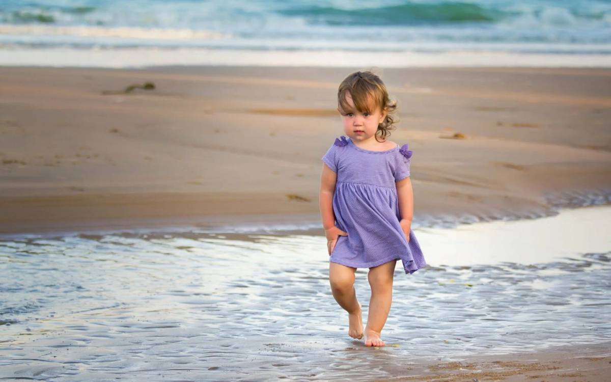 Девочка на пляже #18
