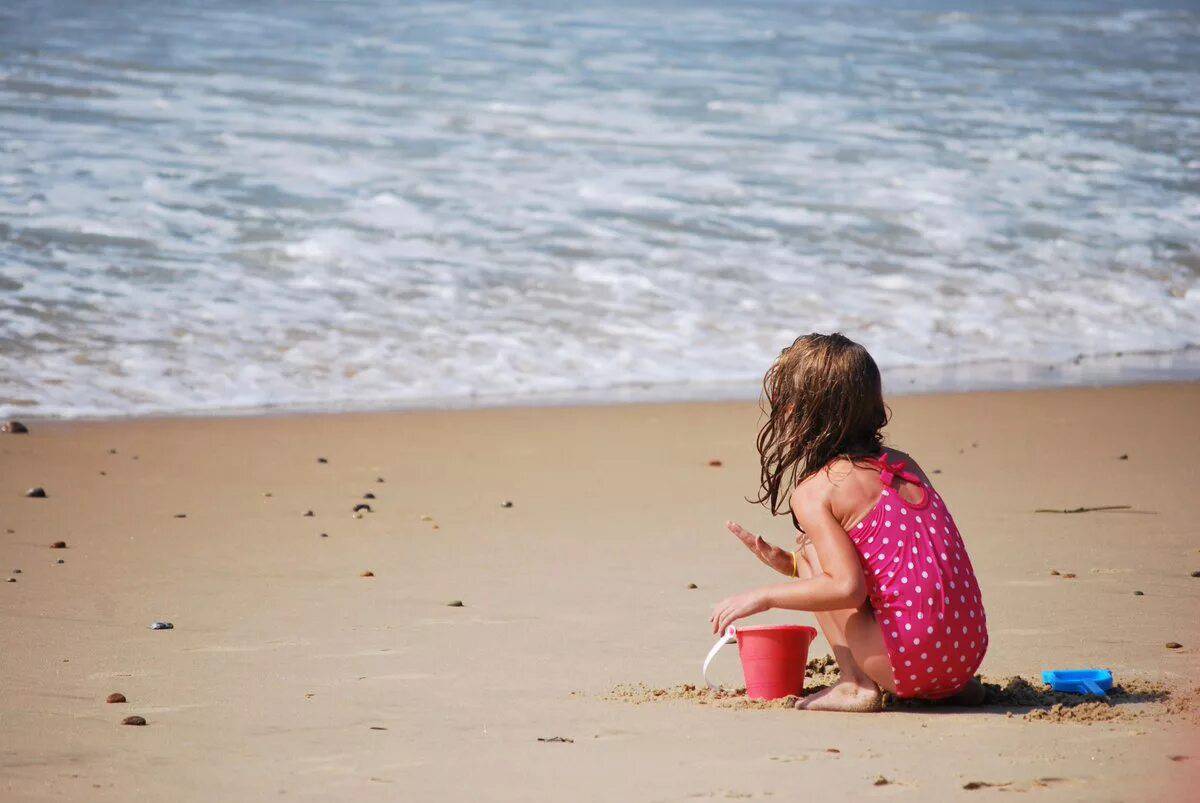 Девочка на пляже #19
