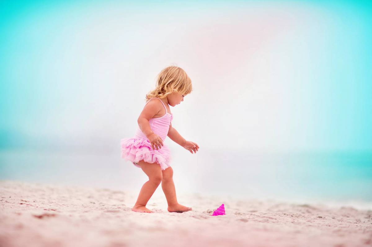 Девочка на пляже #24