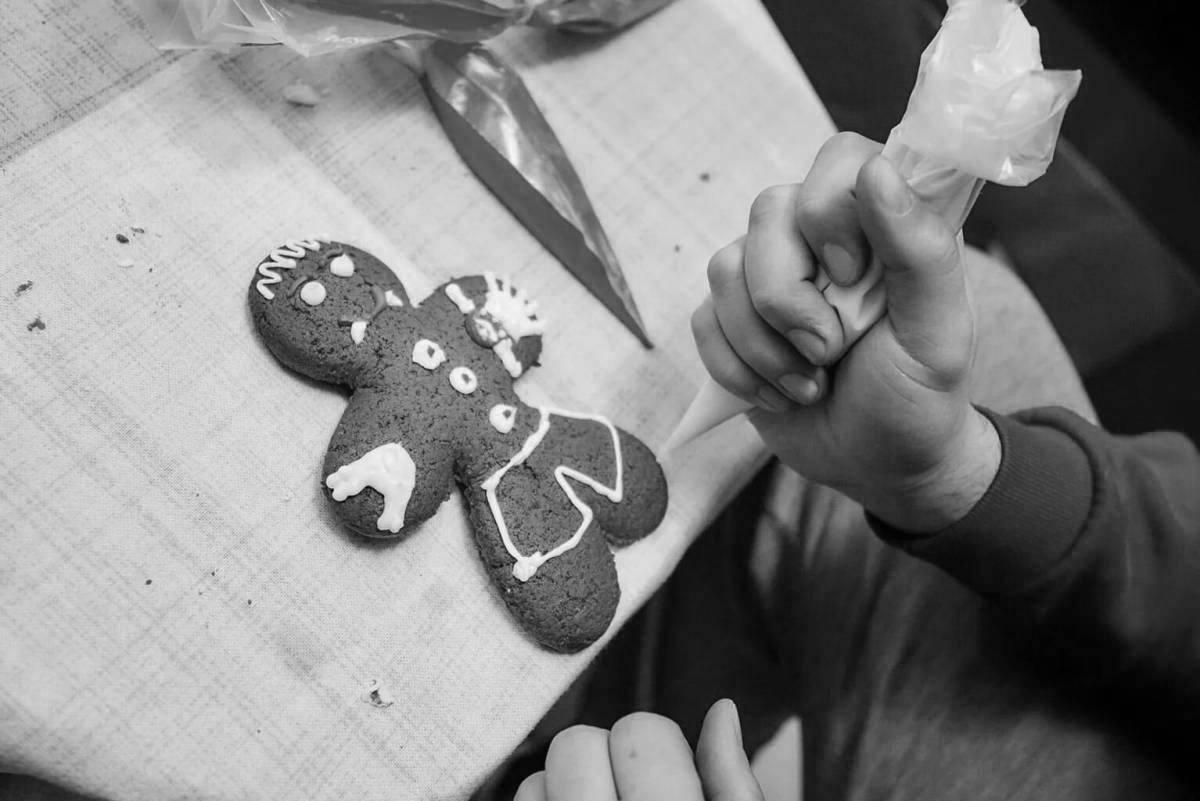 Bright gingerbread icing coloring page