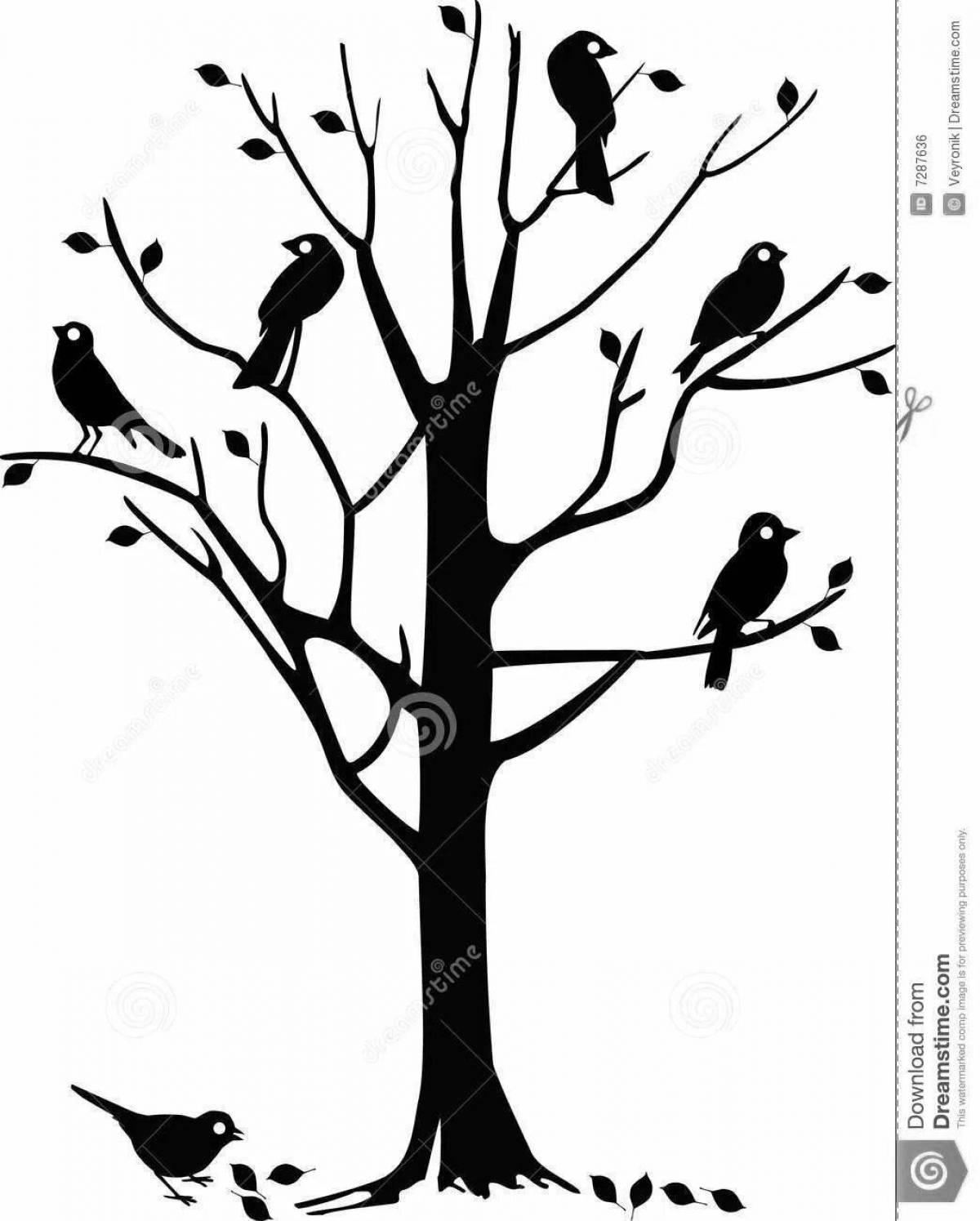 Яркая птица на дереве