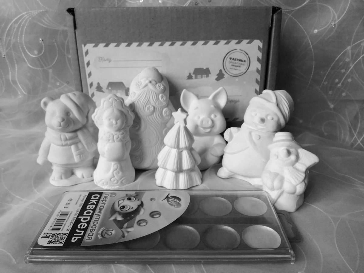 Attractive coloring plaster figurines