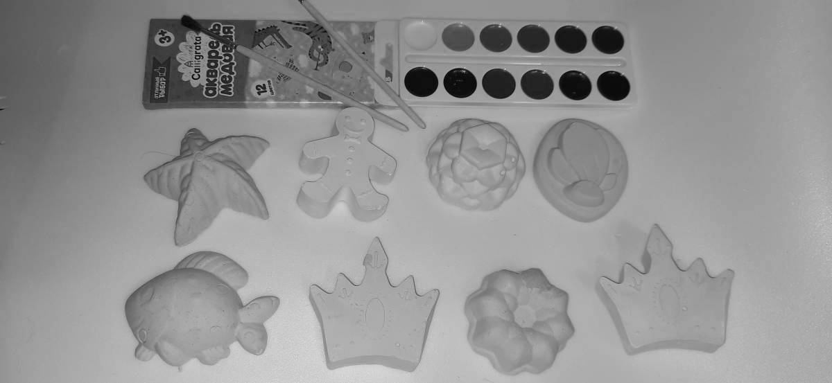 Sparkling plaster figurines coloring book