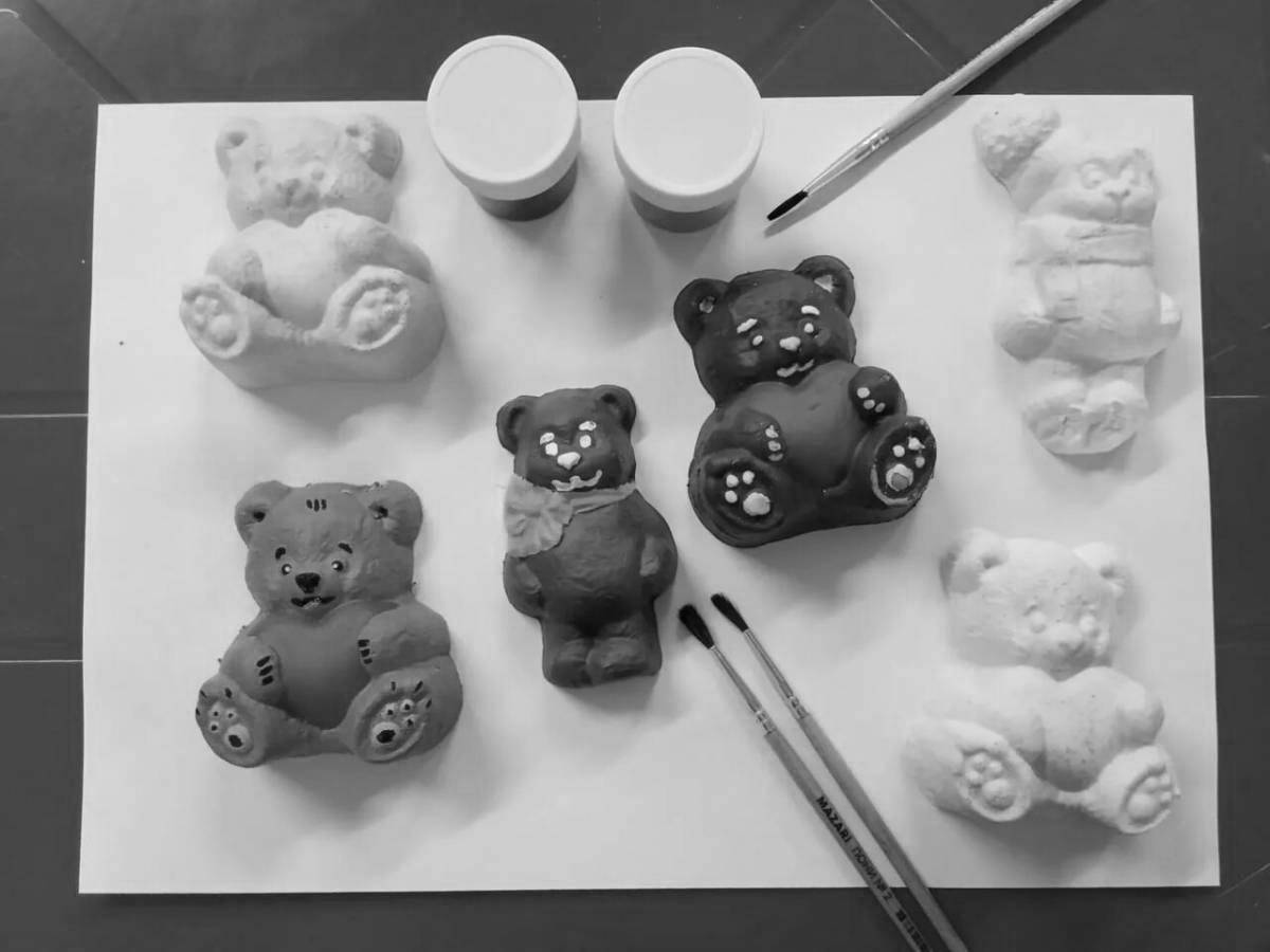 Coloring dazzling plaster figurines