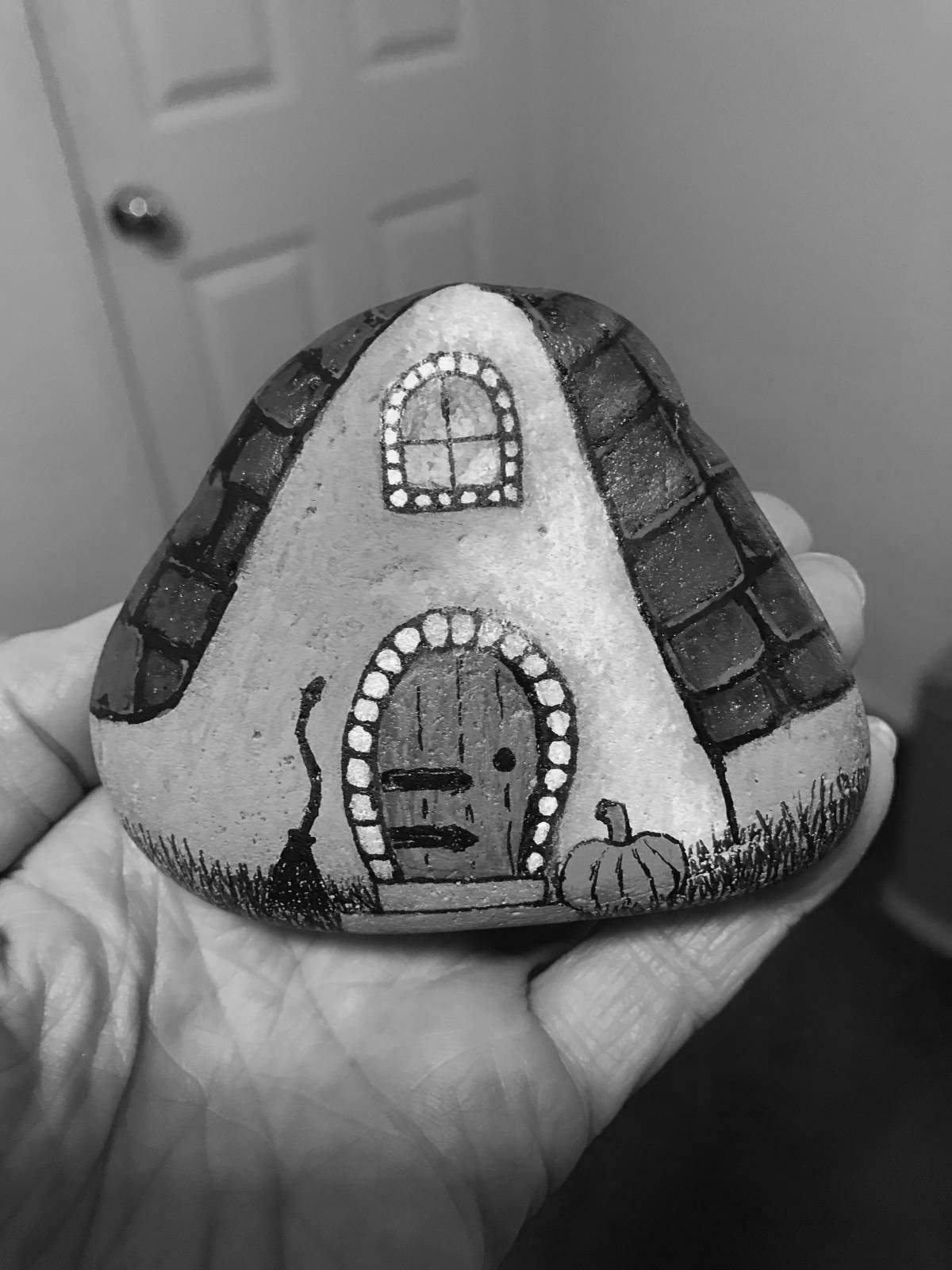 Colouring stones for the garden with acrylic paints