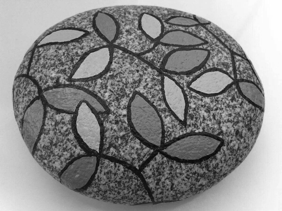 Dazzling stone coloring for the garden with acrylic paints