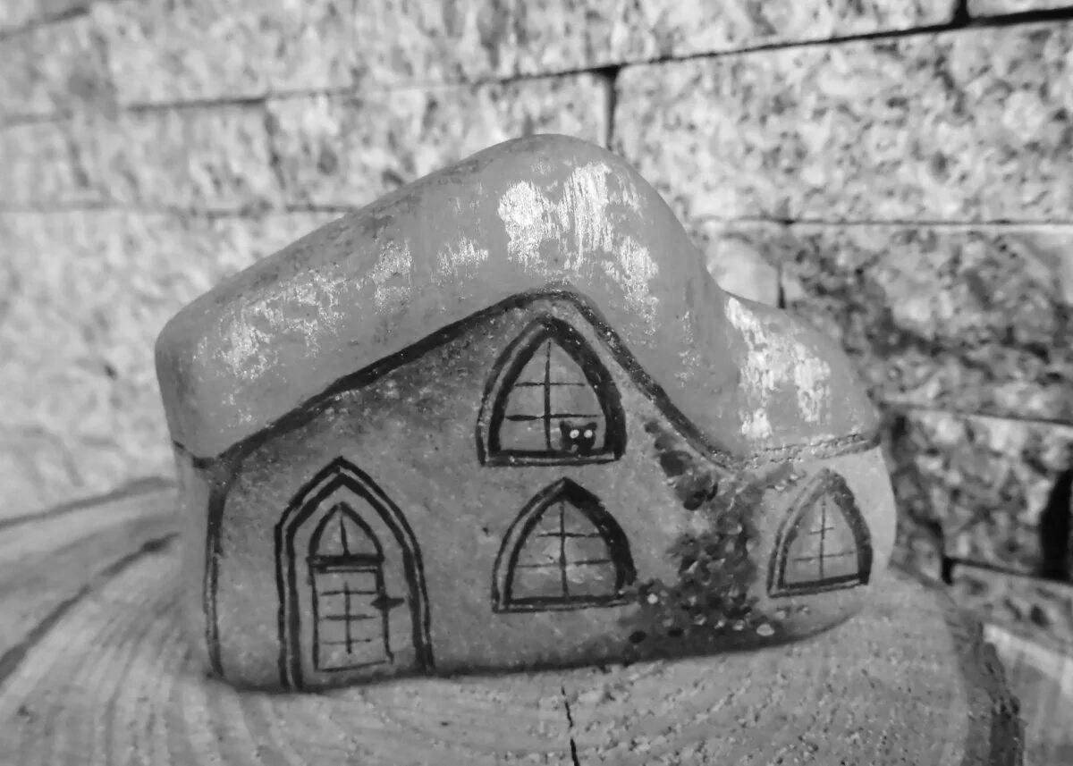 Fascinating coloring stones for the garden with acrylic paints