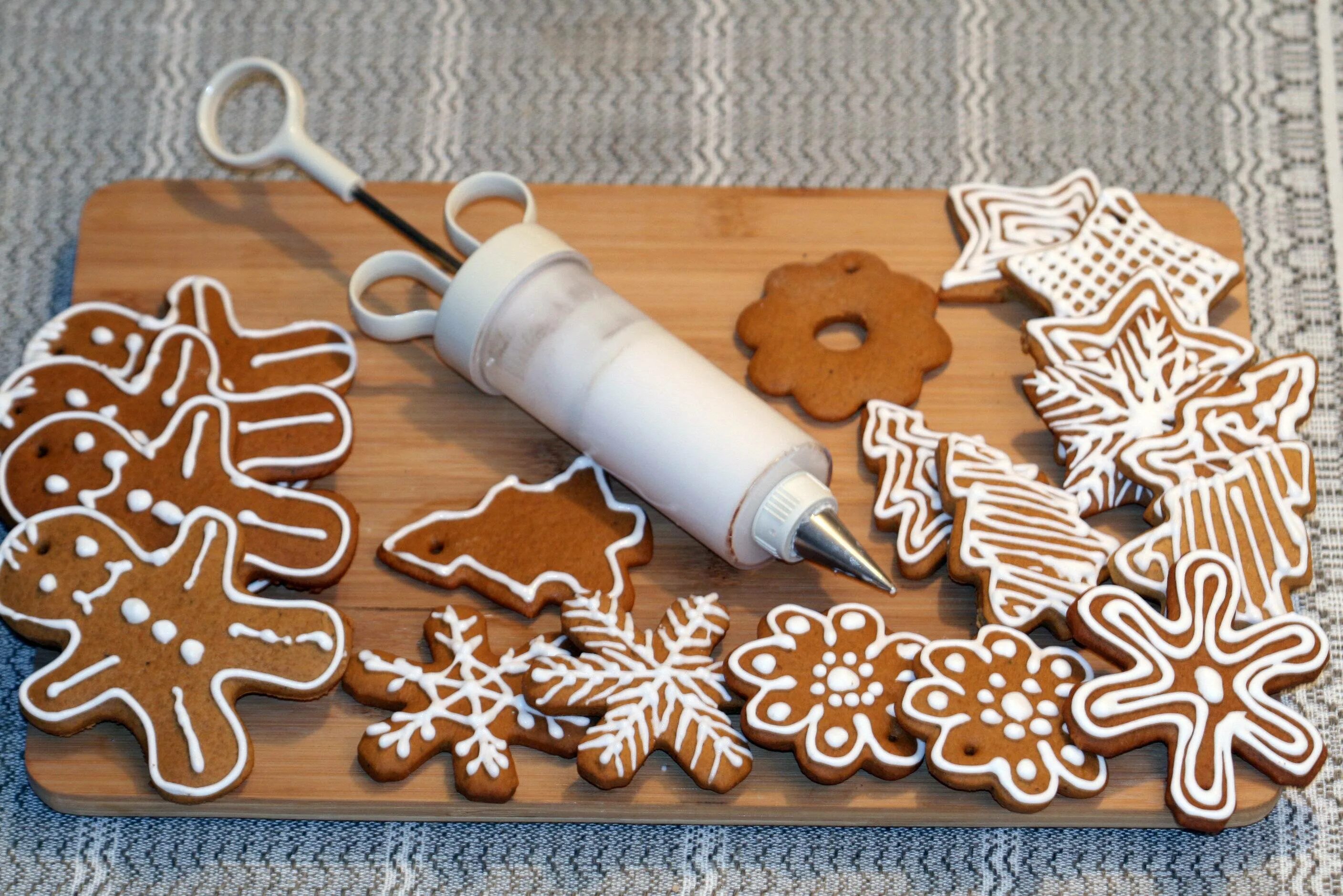 Coloring page joyful gingerbread frosting