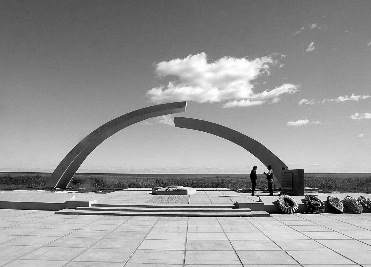 Coloring page monument to the magnificent broken ring