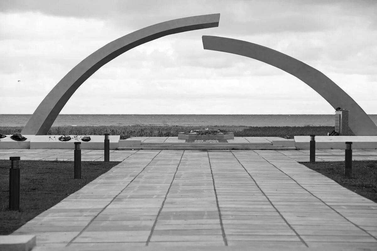 Photo Brightly colored broken ring memorial page