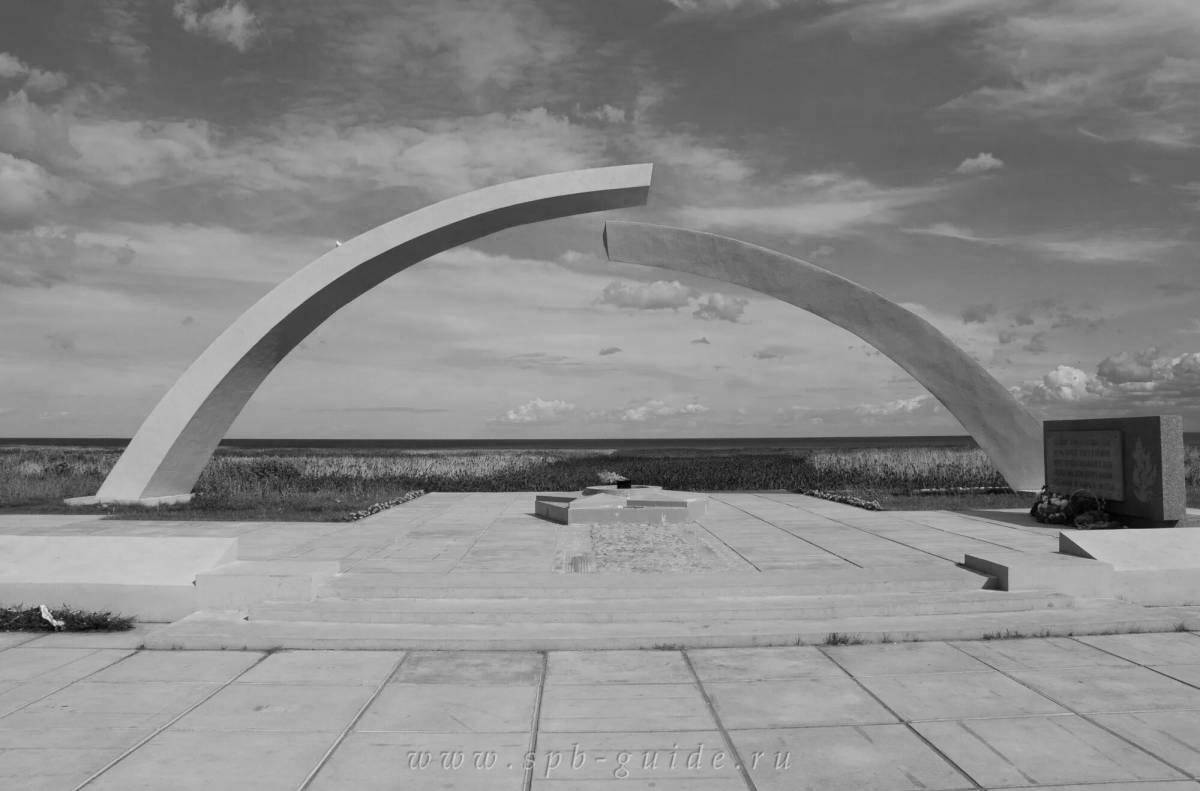 Разорванное кольцо памятник #18