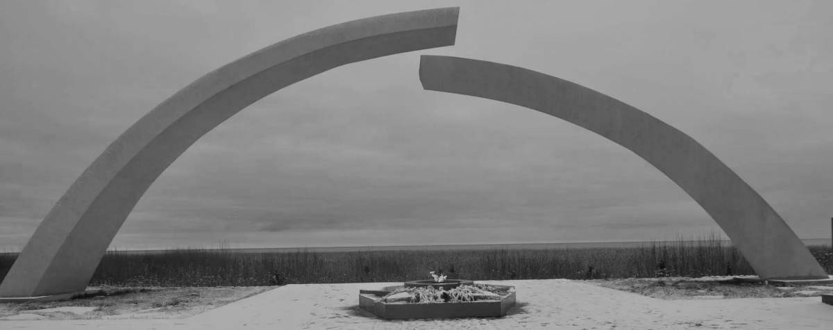Broken ring monument #20