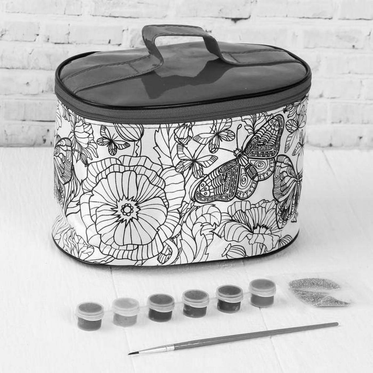 Detailed cosmetic bag coloring
