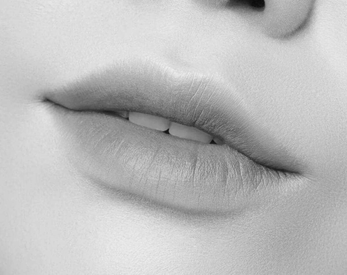 Блеск для губ. Бледные губы пухлые губы. Бледно розовые губы. Губы девушки. Красивые пухлые губы.