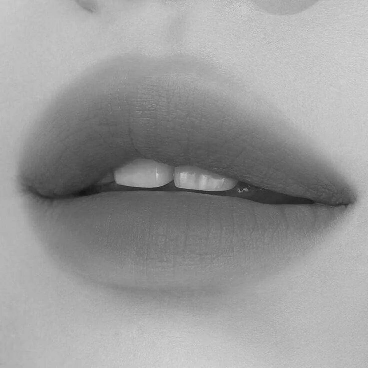 Delicate coloring lips without lipstick