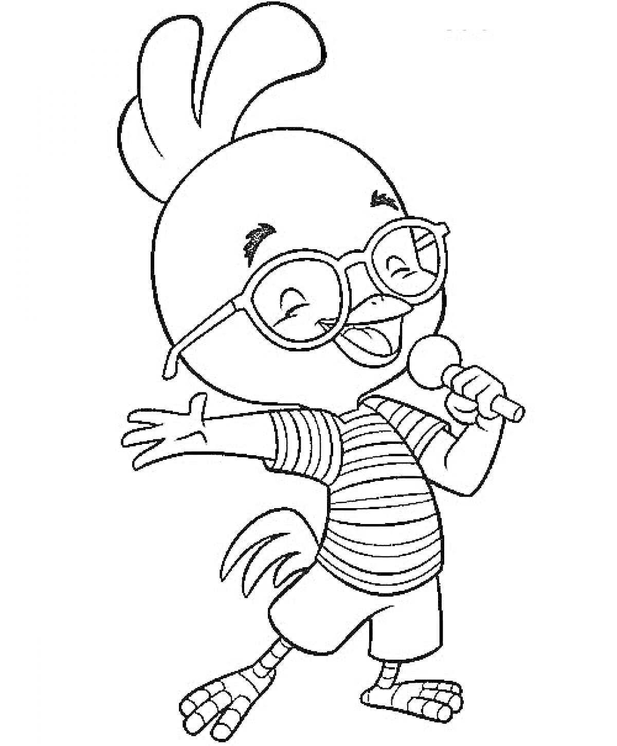 Цыпленок в очках с микрофоном, стоящий на одной ноге в полосатой футболке