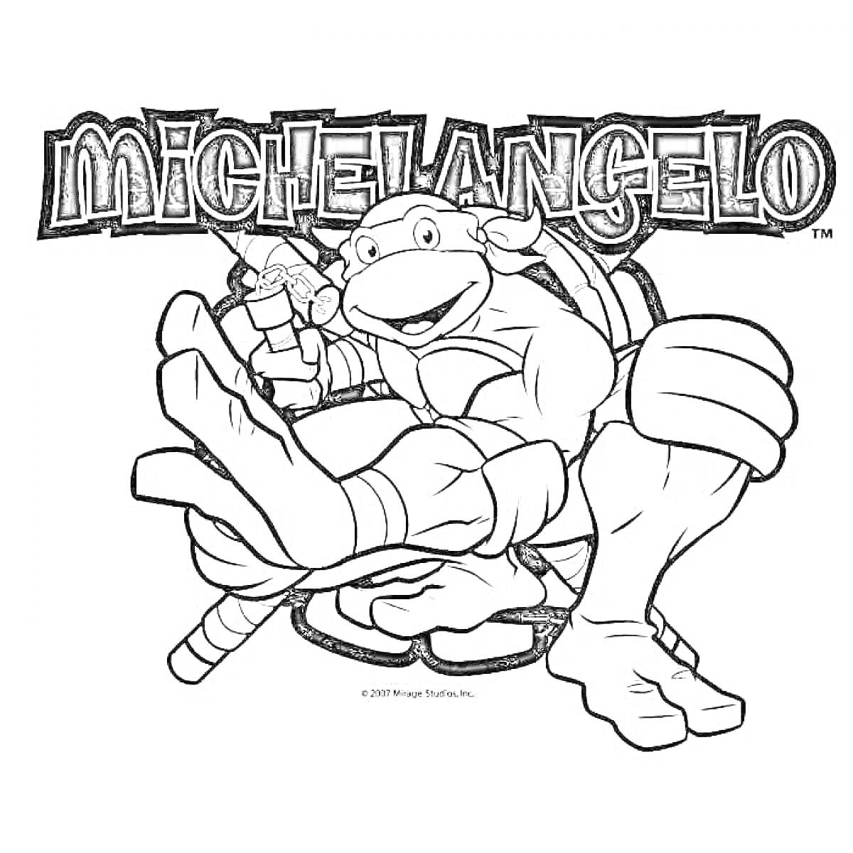 Раскраска Микеланджело, ниндзя-черепашка с нунчаками, улыбается, сидит на корточках, надпись 