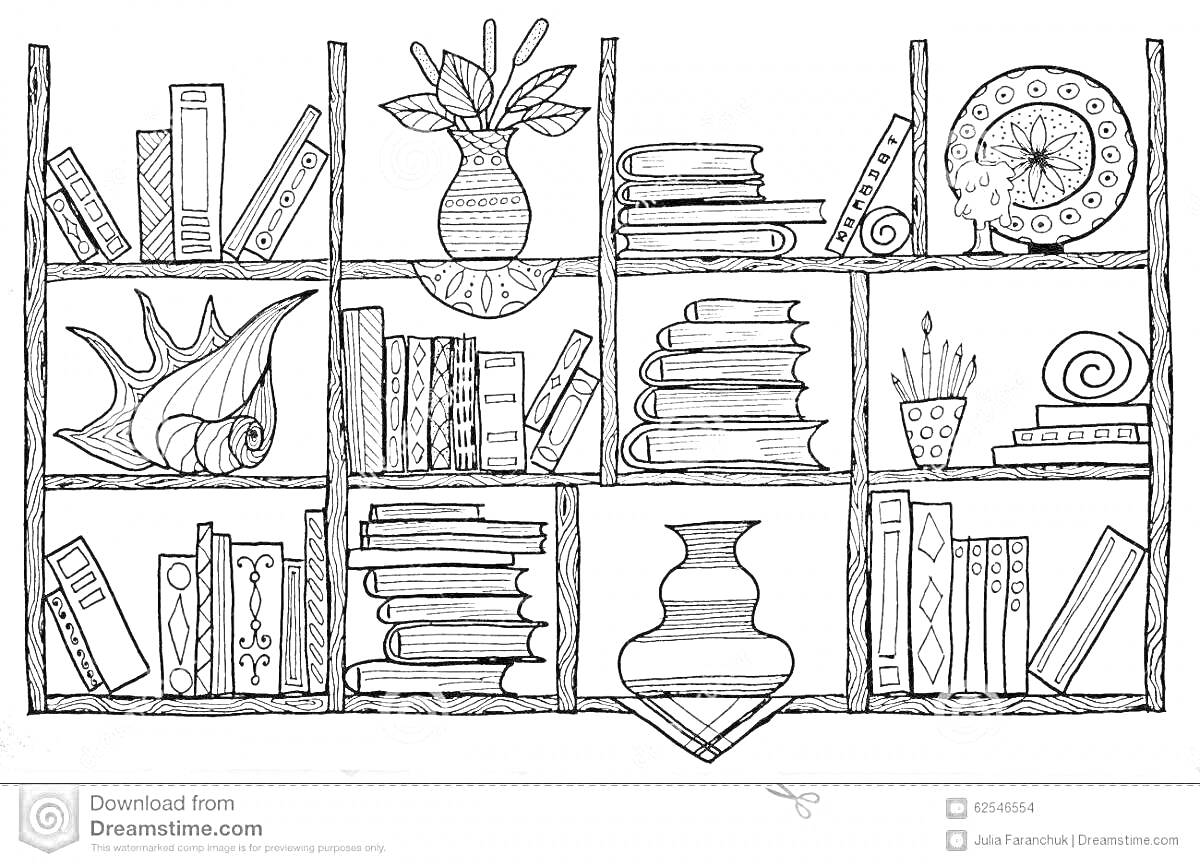 Шкаф с книгами, украшенный вазами, морской раковиной и декоративной тарелкой