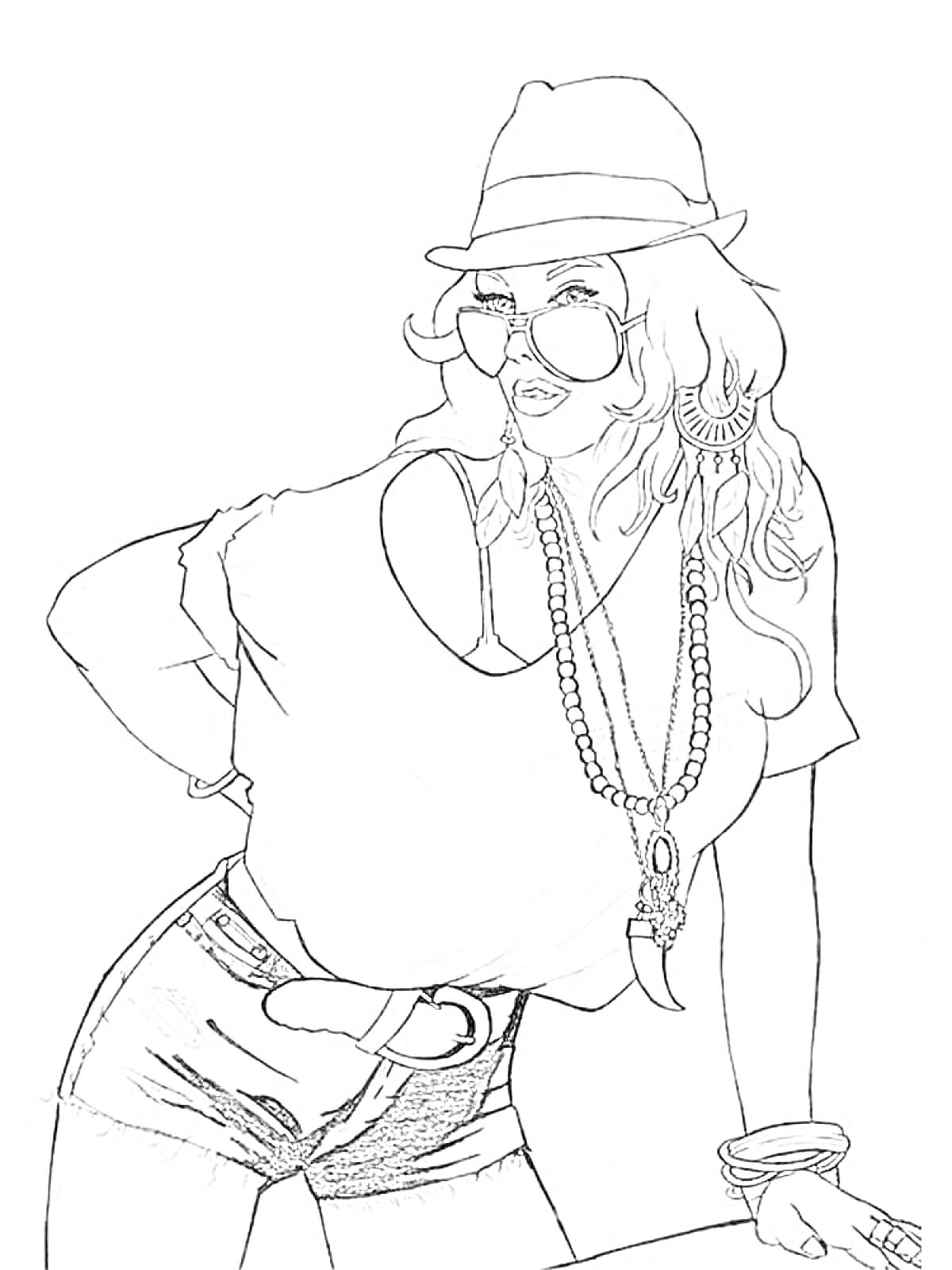 Раскраска Девушка в шляпе и очках из GTA с браслетами, ожерельями и серьгами, одетая в короткие шорты и футболку с вырезом