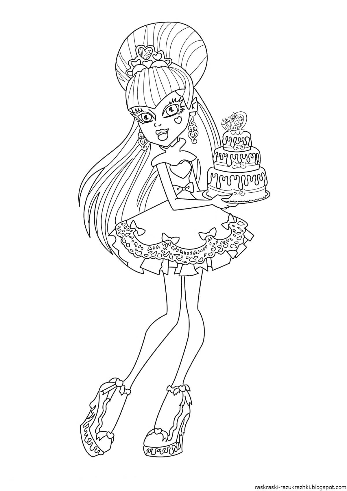 Девушка из Монстер Хай с высокой прической держит торт на несколько ярусов, украшенный глазом