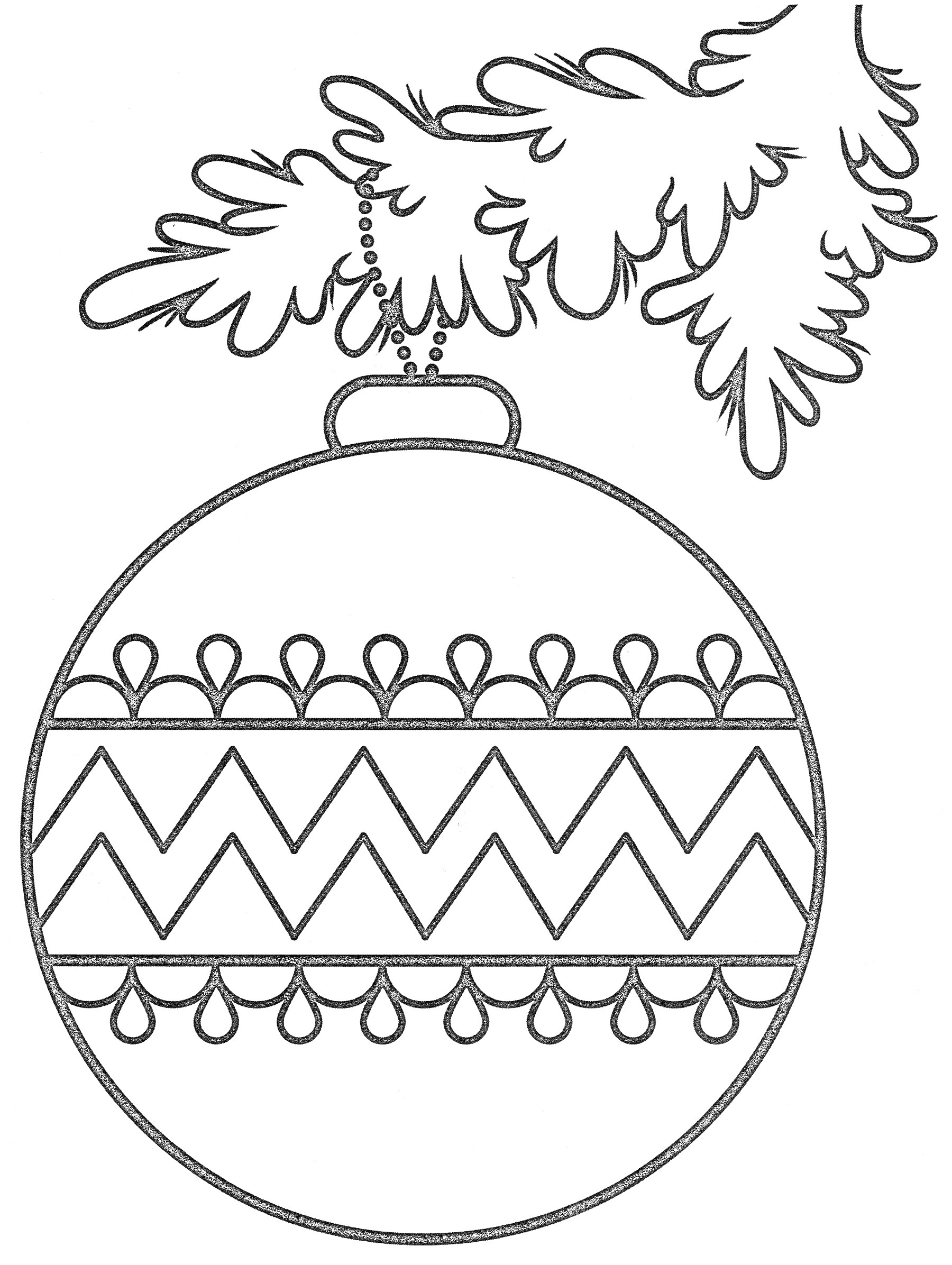 ёлочный шар с геометрическим узором, подвешенный на ветке ели