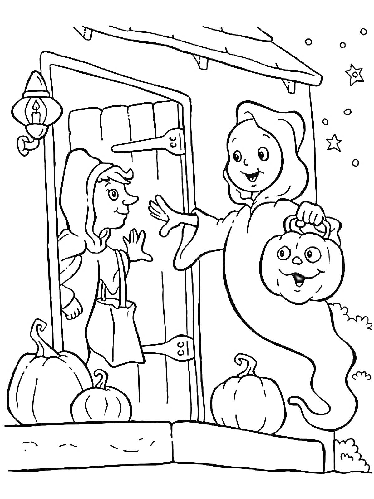 Раскраска Встреча двух детей на пороге дома, одетых в костюмы, один в костюме призрака с фонарем-тыквой, другой у дверей с фонарем.