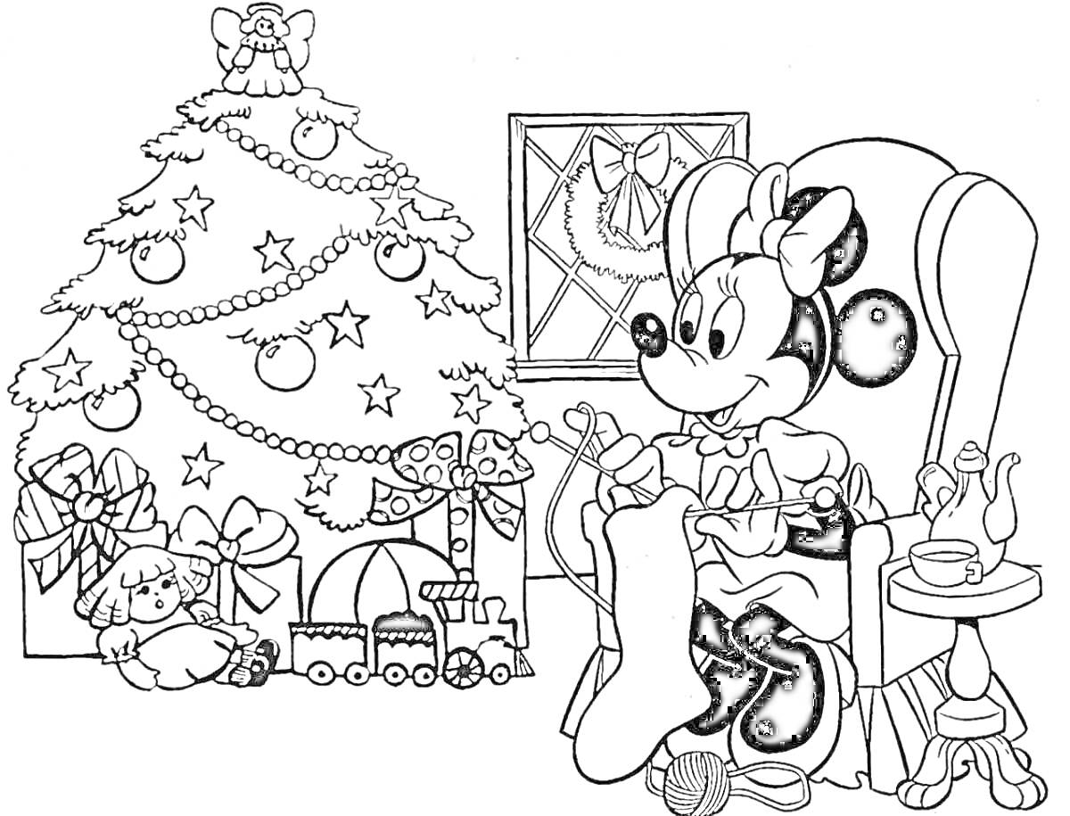 Раскраска Минни Маус, вяжущая на кресле в новогодней обстановке, рядом наряженная елка, окно с гирляндой, игрушки и подарки