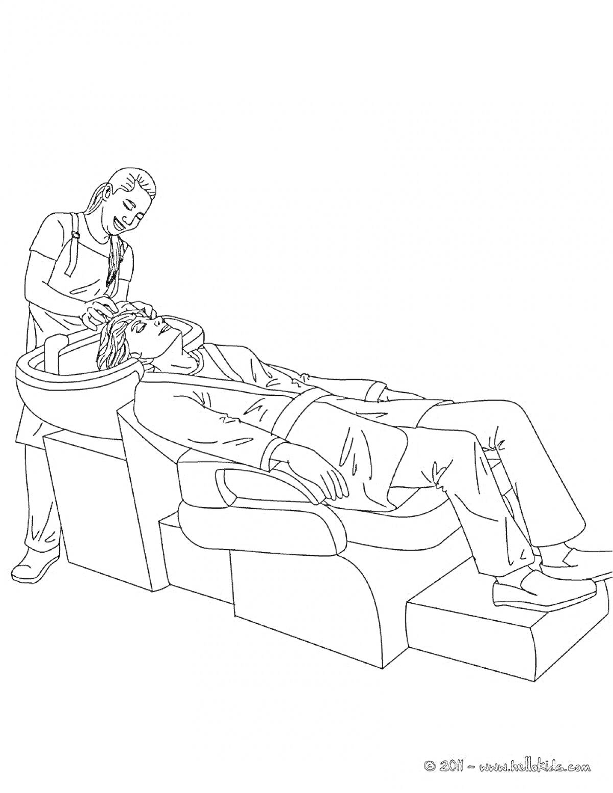Раскраска Стилист моет голову клиенту, сидящему в кресле