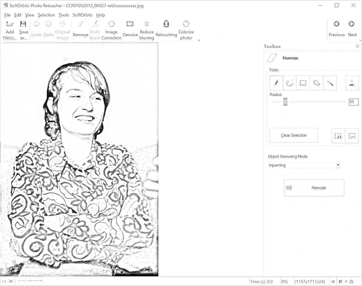 Раскраска Окно программы для обработки черно-белых фотографий с изображением улыбающегося человека в цветной одежде