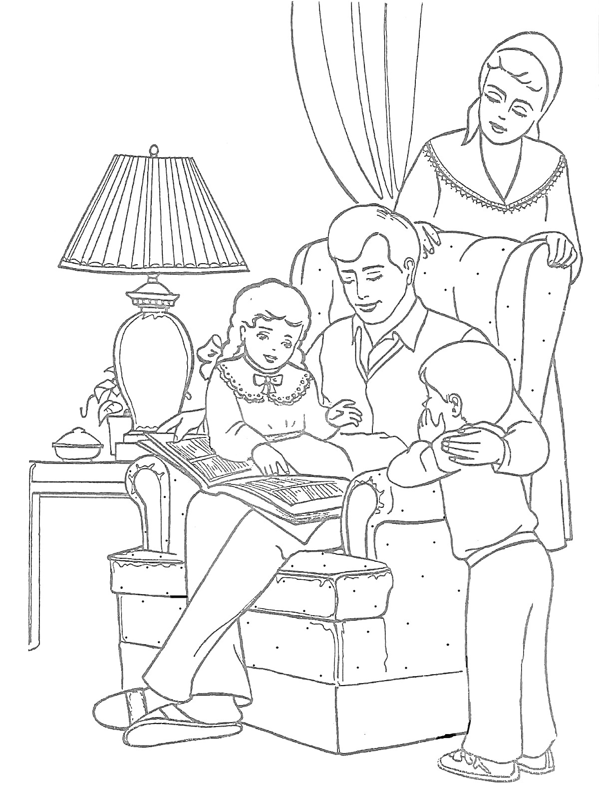 Раскраска Семья, рассматривающая альбом. Папа сидит в кресле с дочерью на коленях, рядом сын и мама.