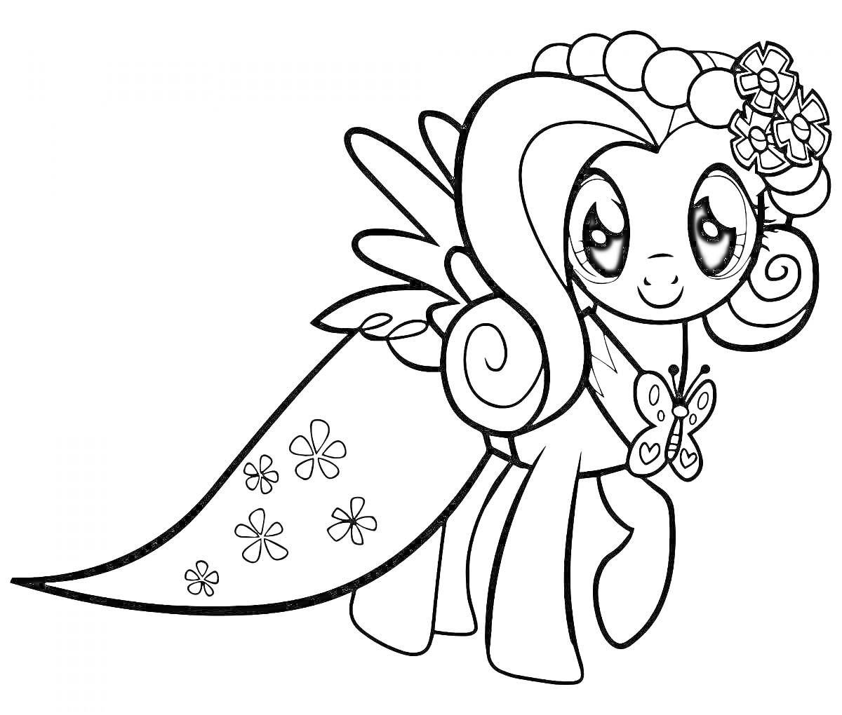 Раскраска Пони с крыльями, накидкой, цветочной короной и бабочкой на шее.
