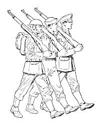 Три марширующих солдата с оружием в руках, одетые в военную форму, включая каски и фуражки