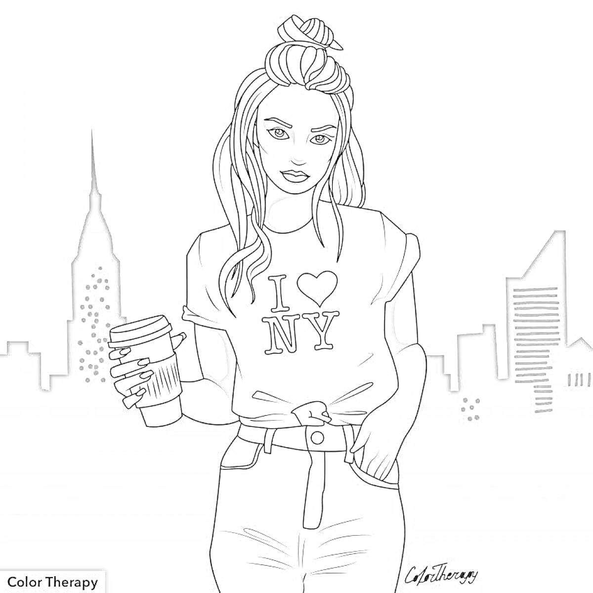 Блоггер с кружкой кофе на фоне Нью-Йорка