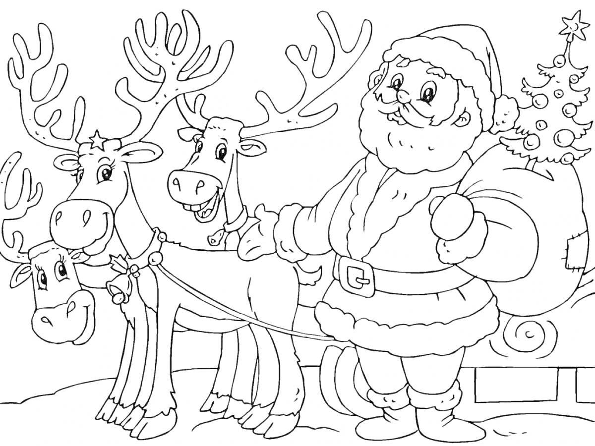 Раскраска Санта Клаус с мешком подарков, стоящий рядом с двумя улыбающимися северными оленями, на заднем фоне елка и дом