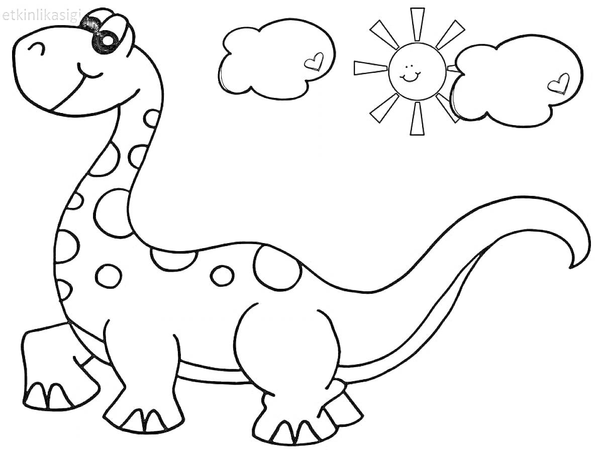 Раскраска Дружелюбный динозавр с солнечным днем и облаками