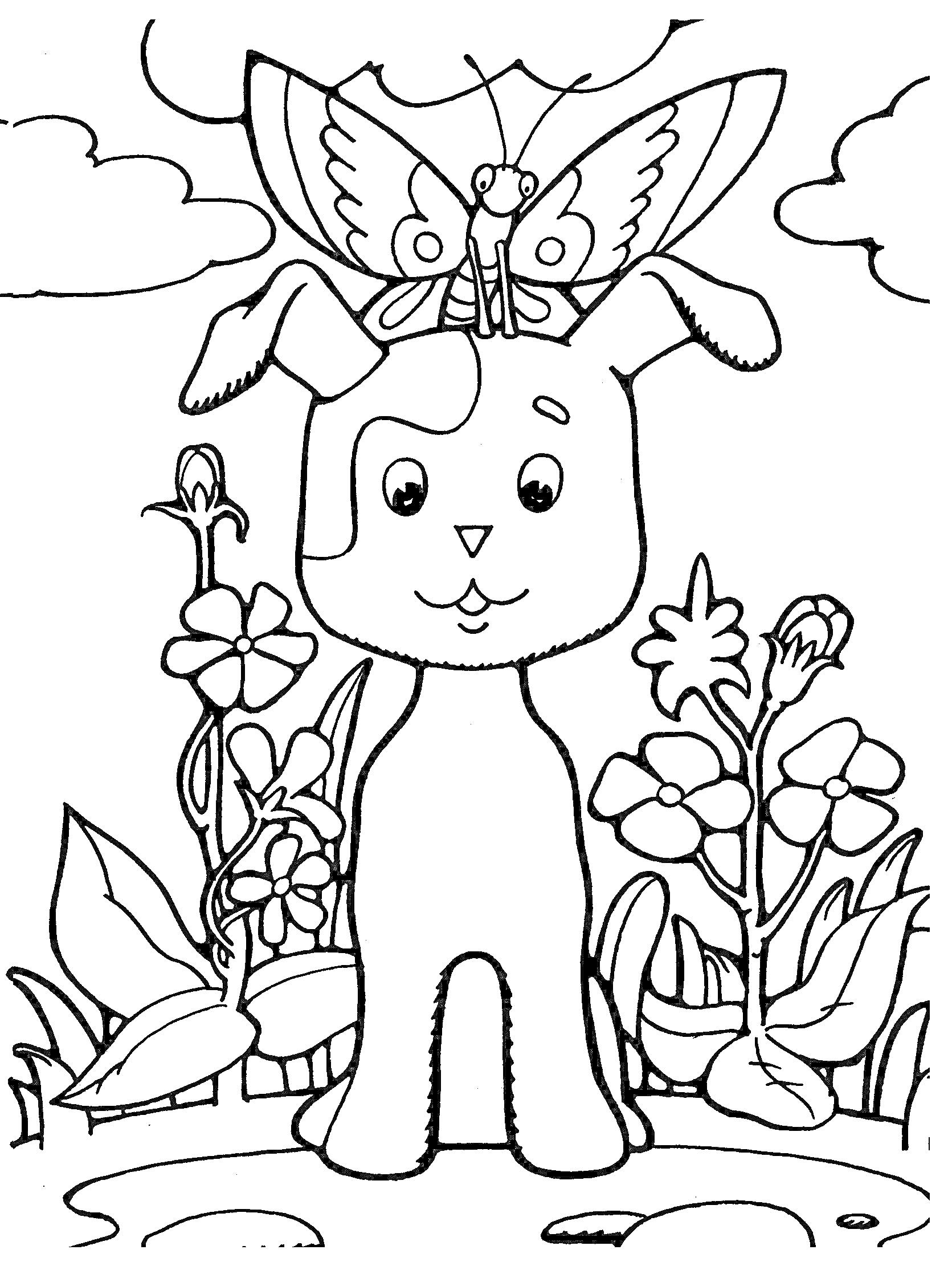 Котенок по имени Гав с бабочкой на голове, среди цветов и травы, на фоне облаков