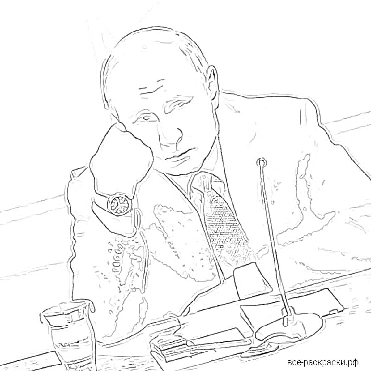 РаскраскаЧеловек в костюме за столом с микрофоном, стаканом воды, бумагами и ручкой