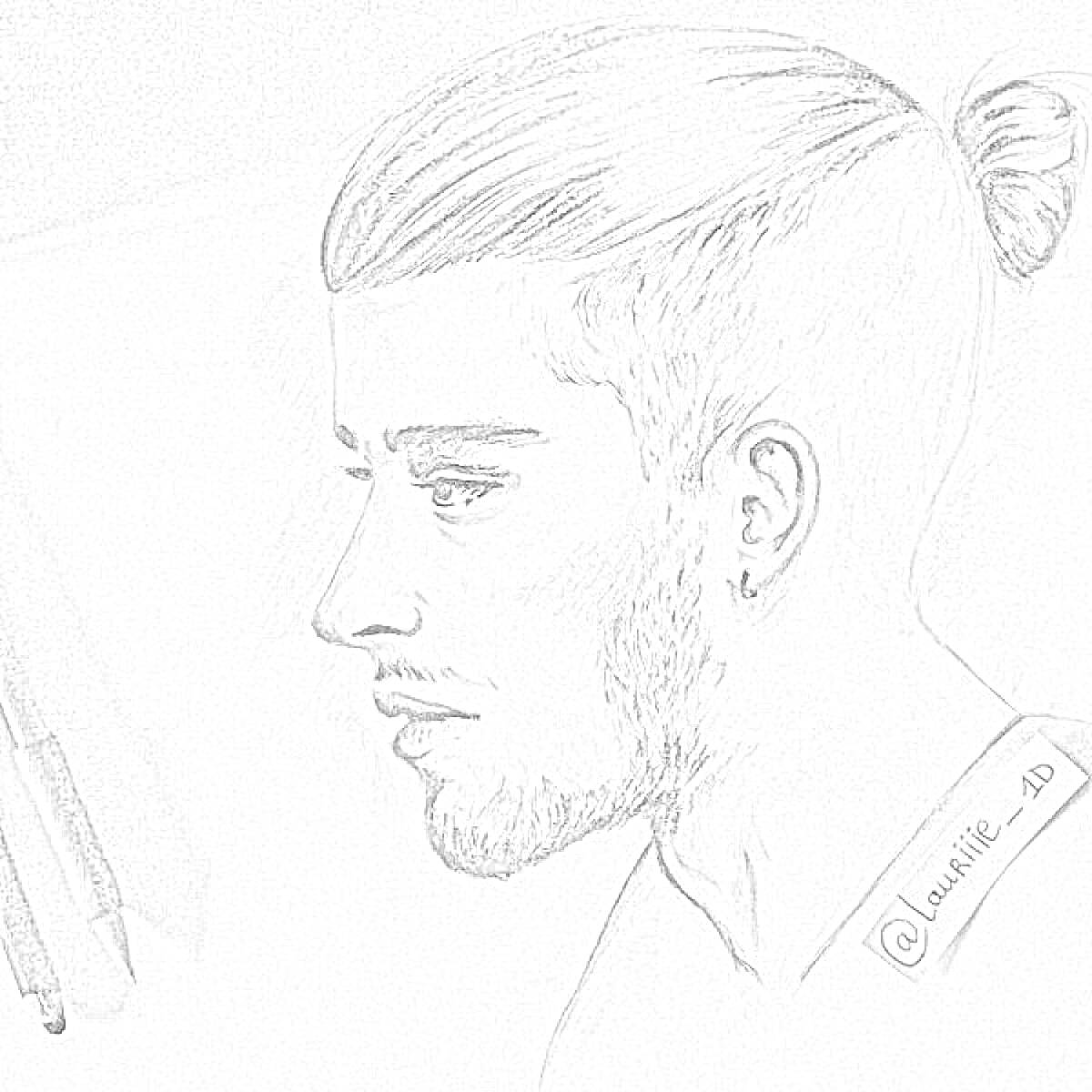 Раскраска Портрет молодого человека с пучком волос, выполненный в карандаше, рядом ручка.