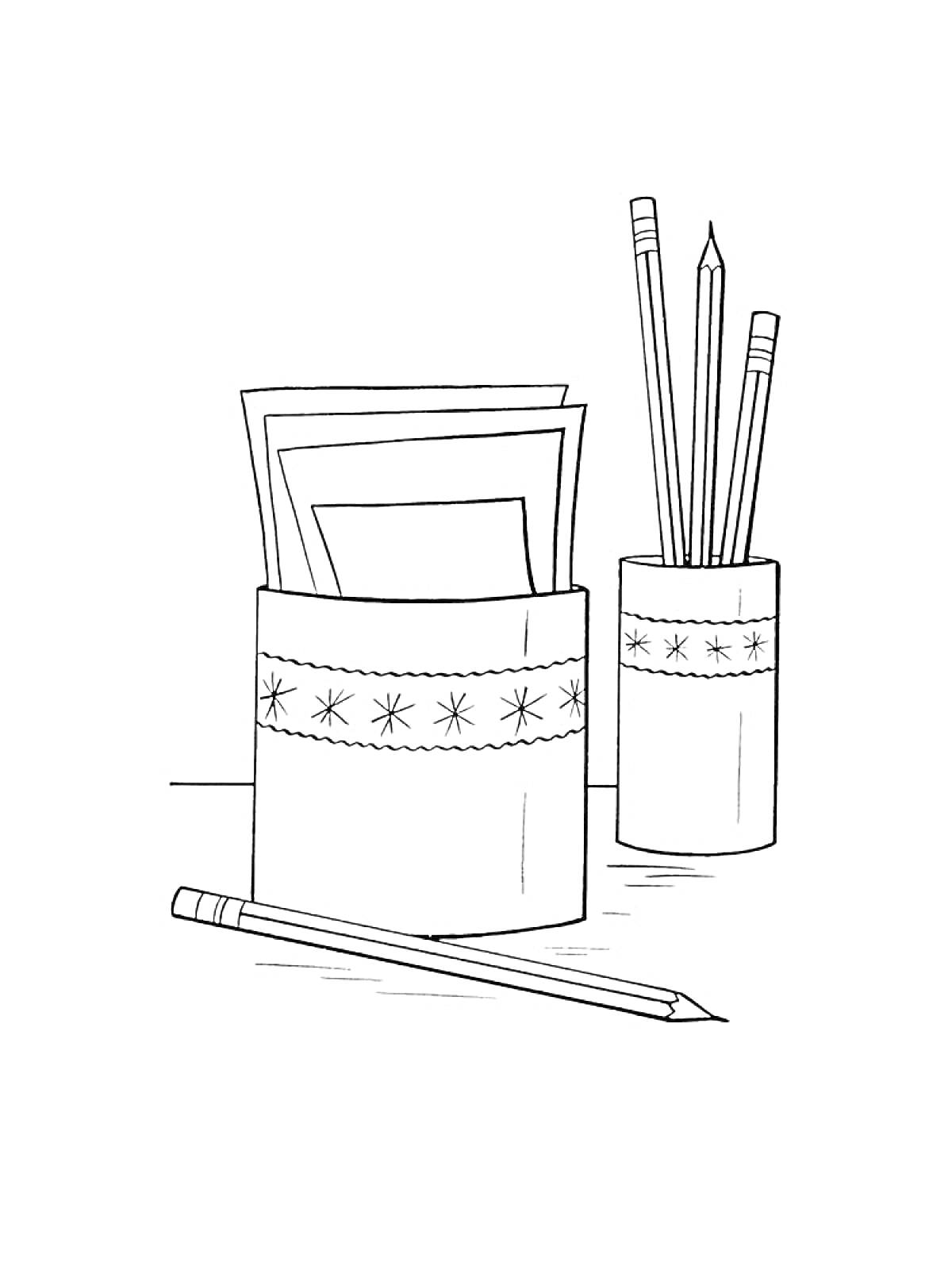 Раскраска Стаканы с канцелярскими принадлежностями, в которых находятся карандаши и листки бумаги