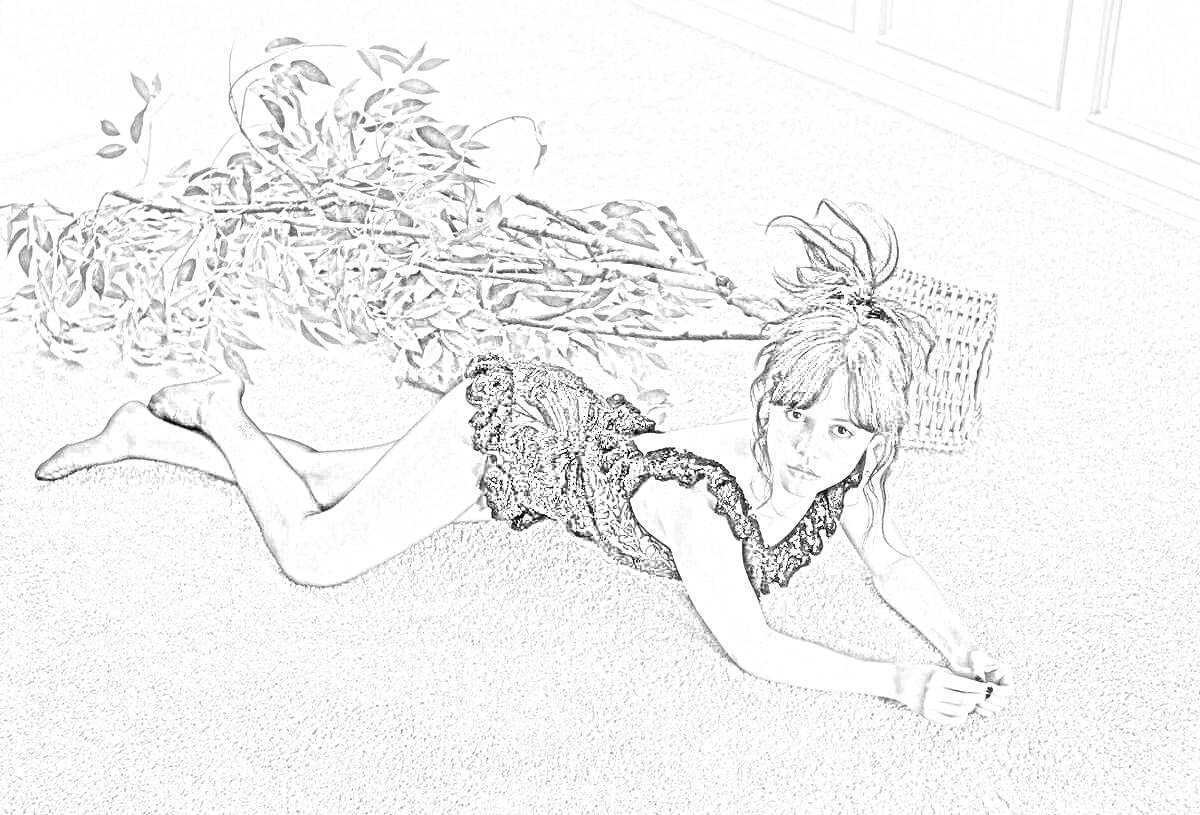Женщина в черном платье на ковре, опрокинутый цветочный горшок и растение
