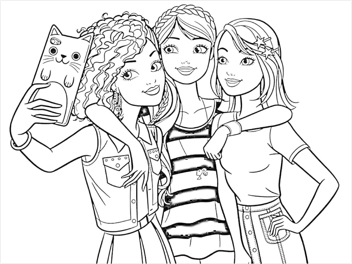 Три девушки делают селфи с телефоном с чехлом в виде кошки