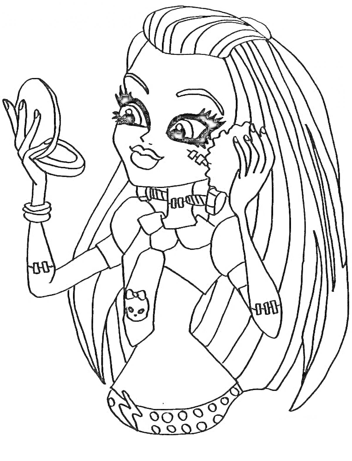 Раскраска Девочка из Монстр Хай с длинными волосами красит лицо, держа зеркало и пуховку. Она одета в топ с изображением кошки и украшена заклепками, браслетами и шрамами на руках.