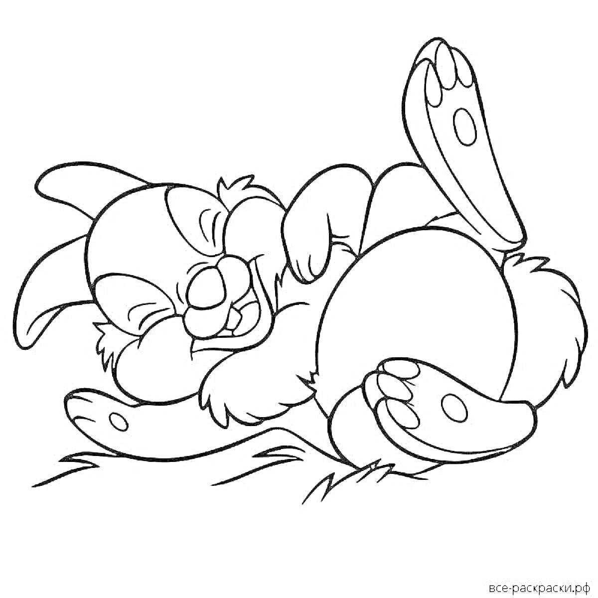 Кролик Бонзо лежащий на земле, смеющийся с поднятой лапой
