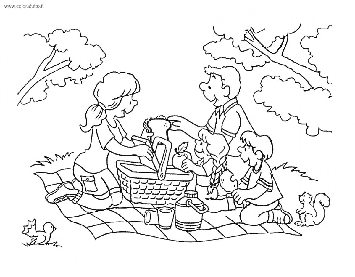 Раскраска Семейный пикник на природе с корзиной для пикника, пищей, двумя белками и деревьями